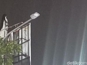 Satpol PP Bakal Turunkan Kuntilanak dari Atas Baliho Bandung Satpol PP Bakal Turunkan Kuntilanak dari Atas Baliho Bandung