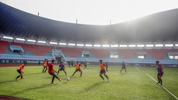 Sejumlah pesepak bola Timnas sepak bola U-17 melakukan sesi latihan di Stadion Pakansari, Kabupaten Bogor, Jawa Barat, Jumat (30/9/2022). Latihan tersebut sebagai persiapan dalam kualifikasi Piala Asia AFC U-17 grup B yang dilaksanakan dari tanggal 3-9 Oktober 2022. ANTARA FOTO/Yulius Satria Wijaya/foc.