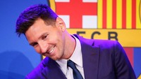 Konflik berlanjut saat Lionel Messi mengirim burofax ke Barca demi bisa pergi. Salah satu pemicunya karena La Pulga kecewa Suarez diperlakukan tak baik. Foto: (Getty Images)