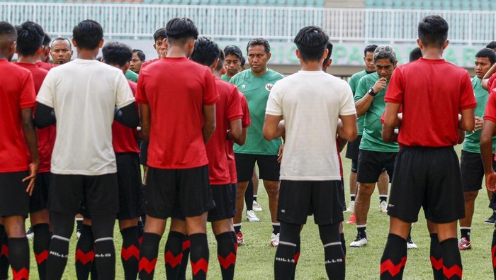 Sejumlah pesepak bola Timnas sepak bola U-17 melakukan sesi latihan di Stadion Pakansari, Kabupaten Bogor, Jawa Barat, Jumat (30/9/2022). Latihan tersebut sebagai persiapan dalam kualifikasi Piala Asia AFC U-17 grup B yang dilaksanakan dari tanggal 3-9 Oktober 2022. ANTARA FOTO/Yulius Satria Wijaya/foc.
