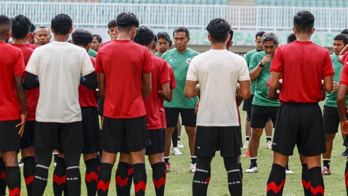 Melihat Timnas U-17 Latihan di Pakansari Jelang Kualifikasi Piala Asia Sejumlah pesepak bola Timnas sepak bola U-17 melakukan sesi latihan di Stadion Pakansari, Kabupaten Bogor, Jawa Barat, Jumat (30/9/2022). Latihan tersebut sebagai persiapan dalam kualifikasi Piala Asia AFC U-17 grup B yang dilaksanakan dari tanggal 3-9 Oktober 2022. ANTARA FOTO/Yulius Satria Wijaya/foc.