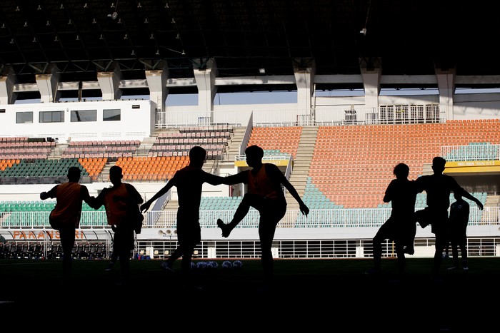 Sejumlah pesepak bola Timnas sepak bola U-17 melakukan sesi latihan di Stadion Pakansari, Kabupaten Bogor, Jawa Barat, Jumat (30/9/2022). Latihan tersebut sebagai persiapan dalam kualifikasi Piala Asia AFC U-17 grup B yang dilaksanakan dari tanggal 3-9 Oktober 2022. ANTARA FOTO/Yulius Satria Wijaya/foc.