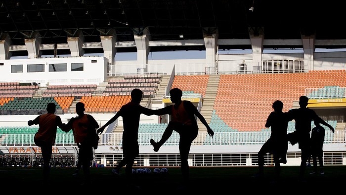 Sejumlah pesepak bola Timnas sepak bola U-17 melakukan sesi latihan di Stadion Pakansari, Kabupaten Bogor, Jawa Barat, Jumat (30/9/2022). Latihan tersebut sebagai persiapan dalam kualifikasi Piala Asia AFC U-17 grup B yang dilaksanakan dari tanggal 3-9 Oktober 2022. ANTARA FOTO/Yulius Satria Wijaya/foc.
