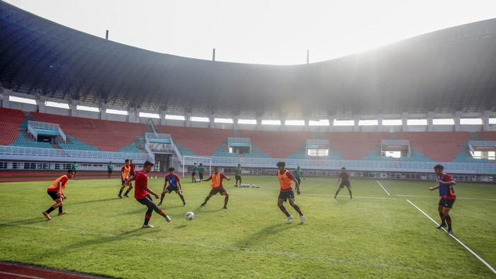 Melihat Timnas U-17 Latihan di Pakansari Jelang Kualifikasi Piala Asia Sejumlah pesepak bola Timnas sepak bola U-17 melakukan sesi latihan di Stadion Pakansari, Kabupaten Bogor, Jawa Barat, Jumat (30/9/2022). Latihan tersebut sebagai persiapan dalam kualifikasi Piala Asia AFC U-17 grup B yang dilaksanakan dari tanggal 3-9 Oktober 2022. ANTARA FOTO/Yulius Satria Wijaya/foc.