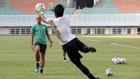 Pelatih kiper Timnas sepak bola U-17 Markus Horison (kiri) saat melatih kiper dalam sesi latihan di Stadion Pakansari. Timnas U-17 akan melawan Guam pada 3 Oktober, UEA pada 5 Oktober, Palestina pada 7 Oktober, dan Malaysia pada 9 Oktober. Hanya juara grup dan enam runner-up terbaik yang akan mendapat tiket ke babak utama Piala Asia U-17.