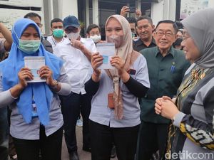 Menaker Serahkan Bantuan Subsidi Upah Bagi 3.017 Karyawan di Sidoarjo Menaker Serahkan Bantuan Subsidi Upah Bagi 3.017 Karyawan di Sidoarjo