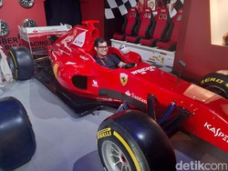Merasakan Sensasi Kokpit Mobil F1 Ferrari Jelang GP Singapura