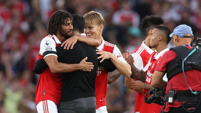 LONDON, ENGLAND - AUGUST 27: Mohamed Elneny and Martin Odegaard of Arsenal with Mikel Arteta the manager / head coach of Arsenal at full time of the Premier League match between Arsenal FC and Fulham FC at Emirates Stadium on August 27, 2022 in London, United Kingdom. (Photo by James Williamson - AMA/Getty Images)
