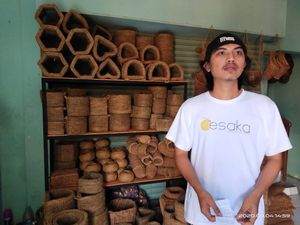 Pria Ini Sulap Sabut Kelapa Jadi Cuan Rp 50 Juta/Bulan, Caranya Gimana? Pria Ini Sulap Sabut Kelapa Jadi Cuan Rp 50 Juta/Bulan, Caranya Gimana?