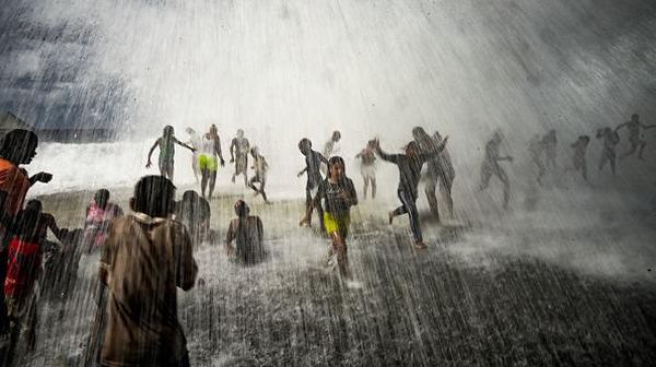 Usai Badai Ian Lewat, Anak-anak di Kuba Riang Gembira Bermain Ombak