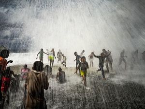 Usai Badai Ian Lewat, Anak-anak di Kuba Riang Gembira Bermain Ombak