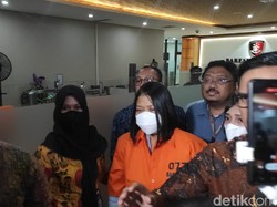 Penampakan Putri Candrawathi Berbaju Tahanan