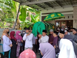 Isak Tangis Iringi Pemakaman Nadhiroh Personel Nasida Ria