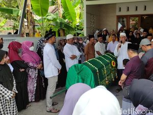Suasana Duka Pemakaman Nadhiroh Nasida Ria di Semarang Suasana Duka Pemakaman Nadhiroh Nasida Ria di Semarang