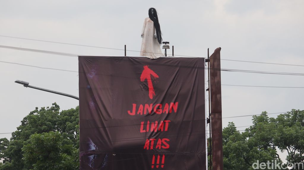 Penampakan 'kuntilanak' di atas baliho Bandung