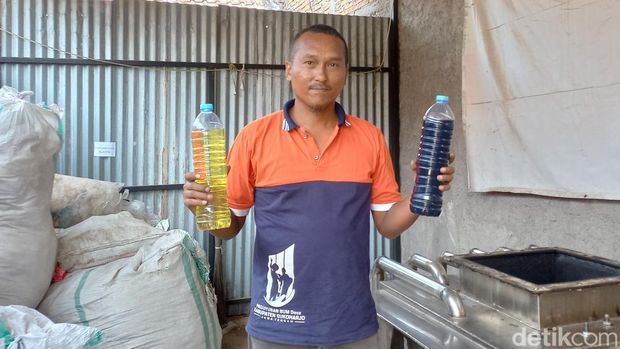 Pengolah sampah plastik jadi bahan bakar alternatif (BBA), Purwanto (40), warga Sukoharjo, Jumat (30/9/2022). Pengolah sampah plastik jadi bahan bakar alternatif (BBA), Purwanto (40), warga Sukoharjo, Jumat (30/9/2022).