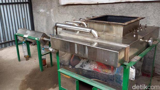 Pengolah sampah plastik jadi bahan bakar alternatif (BBA), Purwanto (40), warga Sukoharjo, Jumat (30/9/2022). Pengolah sampah plastik jadi bahan bakar alternatif (BBA), Purwanto (40), warga Sukoharjo, Jumat (30/9/2022).