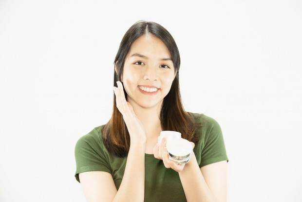 Pentingnya mengecek bahan aktif skincare lain saat penggunaan retinol/Foto: Freepik/Jcomp