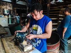 Harga Kedelai Melonjak Bikin Pusing Perajin Tempe di Cimahi