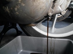 Kalau Ganti Oli di Rumah, Begini Buang Limbahnya