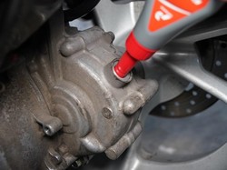 Penjualan Kendaraan Listrik Meningkat, Bikin Industri Oli Sekarat?