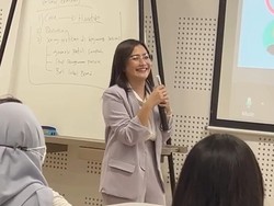 Sederet Pertanyaan Mahasiswa Fisipol UGM ke Dosen Prilly Latuconsina
