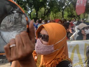 Anies Didemo Emak-emak Pakai Pukul Panci dan Kaleng Biskuit