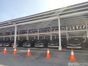 Puluhan Mobil Listrik Mejeng di Area Parkir Kompleks DPR, Untuk Apa?
