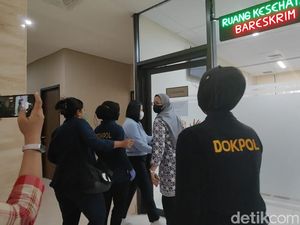 Potret Putri Candrawathi Cek Kesehatan di Bareskrim