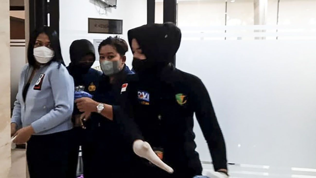 Putri Chandrawathi Pakai Burberry Saat Tes Kesehatan