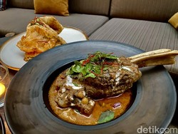 Queens Head: Restoran Bar Ini Punya Lamb Curry yang Pekat Sedap Bumbunya