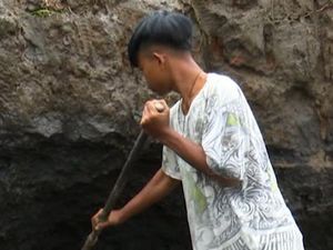 Jalan Terjal Remaja Tasik: Kerja Kuli Pasir demi Keluarga