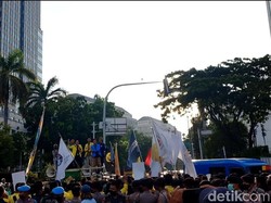 Momen Unyu Massa Mahasiswa Nyanyi Lagu Raisa Bikin Polisi Senyum