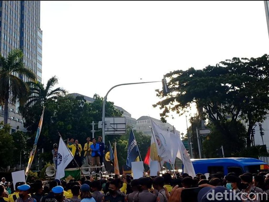 Momen Unyu Massa Mahasiswa Nyanyi Lagu Raisa Bikin Polisi Senyum Momen Unyu Massa Mahasiswa Nyanyi Lagu Raisa Bikin Polisi Senyum