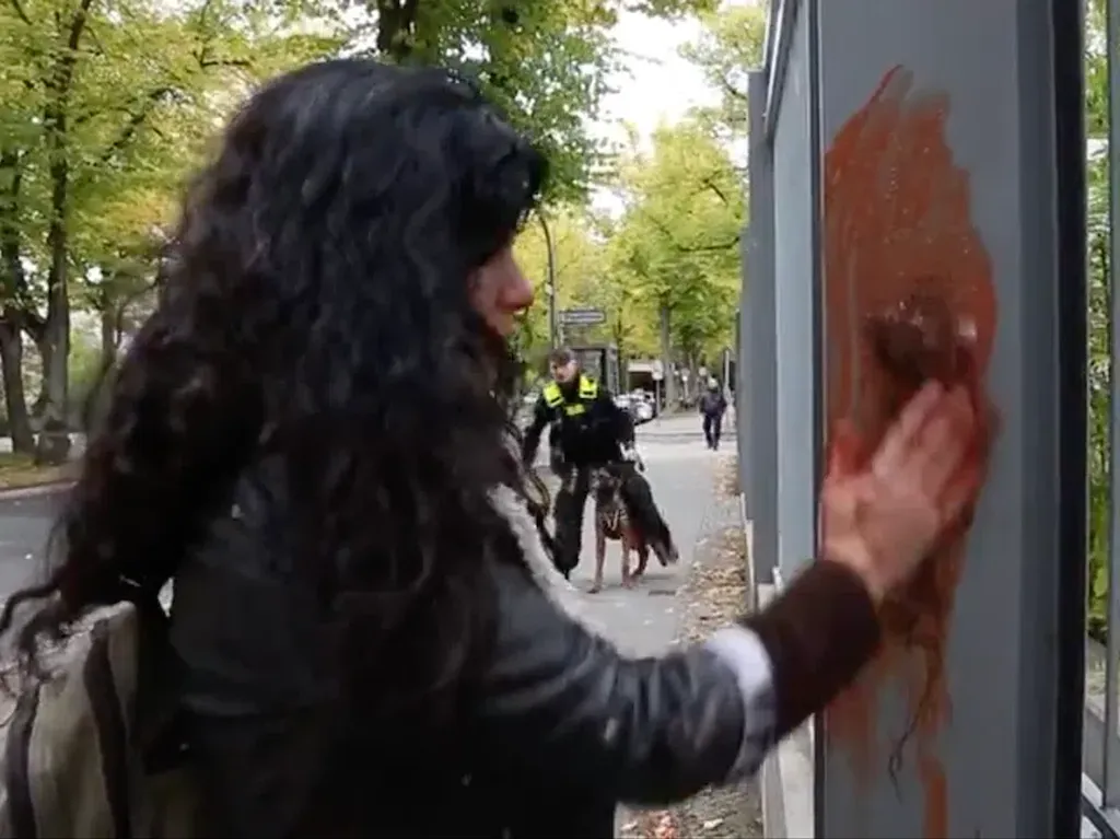Aksi Horor Seniman Oleskan Darah di Kantor Kedubes Iran di Berlin