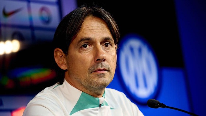 COMO, ITALY - SEPTEMBER 30: Head coach Simone Inzaghi of FC Internazionale speaks with the media during a press conference at the clubs training ground, Suning Training Center at Appiano Gentile on September 30, 2022 in Como, Italy. (Photo by Mattia Ozbot - Inter/Inter via Getty Images)
