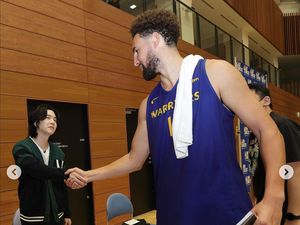 Suga BTS Ketemu Pemain NBA, Perbedaan Tinggi Badan Jadi Meme Suga BTS Ketemu Pemain NBA, Perbedaan Tinggi Badan Jadi Meme