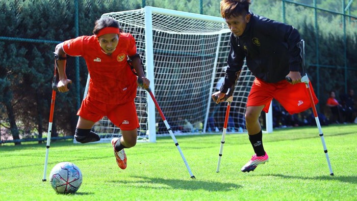 Timnas RI Bersiap Tantang Argentina di Laga Perdana Piala Dunia Amputasi Pesepak bola Tim Nasional Amputasi Indonesia Muhammad Shidiq Bahri (kiri) dan Budianto (kanan) berlatih jelang Piala Dunia Amputasi 2022 di lapangan latihan milik Federasi Sepak Bola Turki (TFF) di Rava, Turki, Kamis (29/9/2022). Timnas Amputasi Indonesia yang berada di Grup C bersama Argentina, Inggris dan Amerika Serikat tersebut akan menjalani laga perdana melawan Argentina pada Sabtu (1/10/2022). ANTARA FOTO/Yazid Alwi/app/YU