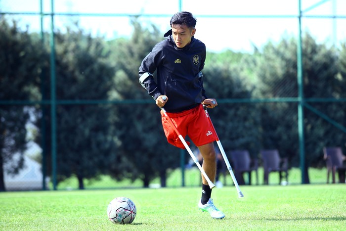 Timnas RI Bersiap Tantang Argentina di Laga Perdana Piala Dunia Amputasi Pesepak bola Tim Nasional Amputasi Indonesia Muhammad Shidiq Bahri (kiri) dan Budianto (kanan) berlatih jelang Piala Dunia Amputasi 2022 di lapangan latihan milik Federasi Sepak Bola Turki (TFF) di Rava, Turki, Kamis (29/9/2022). Timnas Amputasi Indonesia yang berada di Grup C bersama Argentina, Inggris dan Amerika Serikat tersebut akan menjalani laga perdana melawan Argentina pada Sabtu (1/10/2022). ANTARA FOTO/Yazid Alwi/app/YU