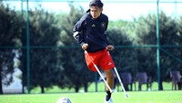 Pesepak bola Tim Nasional Amputasi Indonesia Ajis Pirmansyah berlatih jelang Piala Dunia Amputasi 2022 di lapangan latihan milik Federasi Sepak Bola Turki (TFF) di Rava, Turki, Kamis (29/9/2022).   