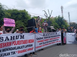 Warga Demo Polrestabes Medan Desak Tangkap WN Pakistan Tersangka Penganiayaan