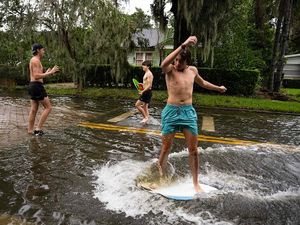 Warga Florida Asik Main Selancar di Tengah Banjir