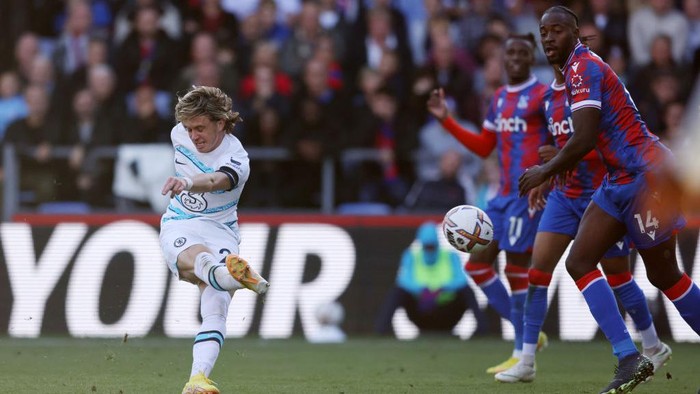 LONDON, ENGLAND - OCTOBER 01: Conor Gallagher of Chelsea scores their teams second goal during the Premier League match between Crystal Palace and Chelsea FC at Selhurst Park on October 01, 2022 in London, England. (Photo by Paul Harding/Getty Images)