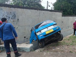Angkot Terperosok ke Selokan di Cibinong Bogor, Sopir Terluka