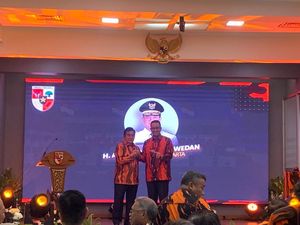 Anies Diberi Kartu Anggota Pemuda Pancasila, Nomornya 007 Bak James Bond Anies Diberi Kartu Anggota Pemuda Pancasila, Nomornya 007 Bak James Bond