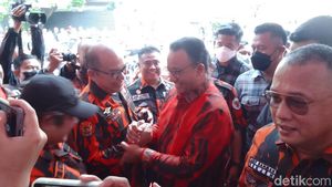 Gaya Anies Baswedan Berkemeja Loreng Pemuda Pancasila
