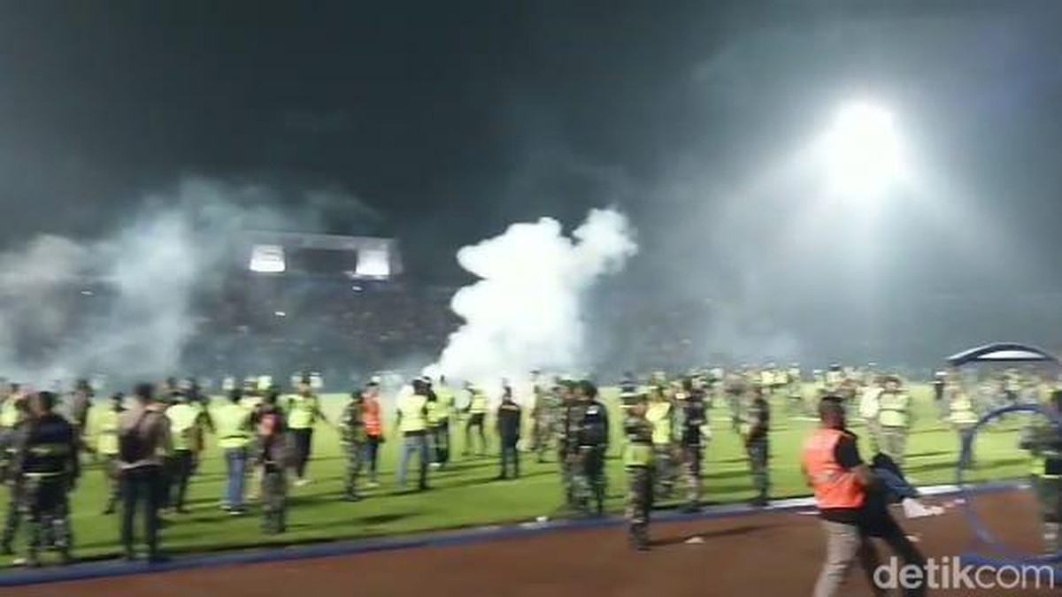 Aparat lepaskan gas air mata ke arah suporter (Foto: M Bagus Ibrahim/detikJatim)