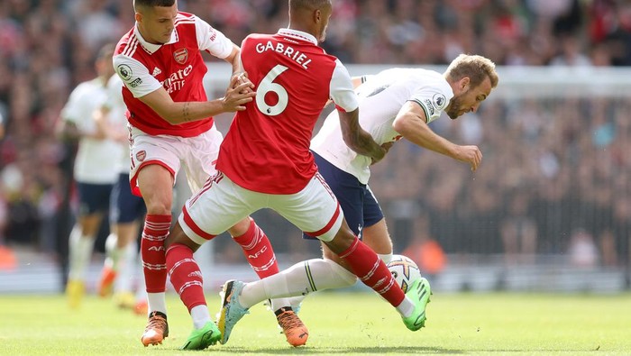 LONDON, ENGLAND - OCTOBER 01: Harry Kane of Tottenham Hotspur is challenged by Gabriel Magalhaes and Granit Xhaka of Arsenal during the Premier League match between Arsenal FC and Tottenham Hotspur at Emirates Stadium on October 01, 2022 in London, England. (Photo by Catherine Ivill/Getty Images)