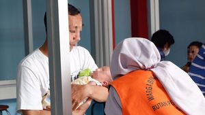Melihat Kegembiraan Napi Wanita dan Bayinya Saat Dibesuk Suami