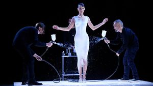 Bella Hadid Topless di Paris Fashion Week, Disemprot Cat Ajaib Jadi Berbusana